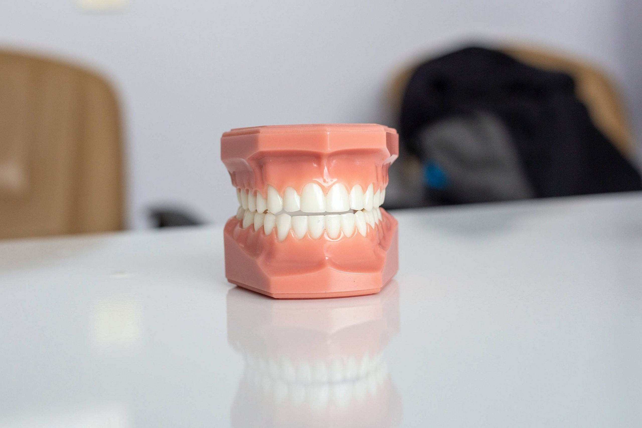 4 motive pentru care merită să-ți pui implant dentar