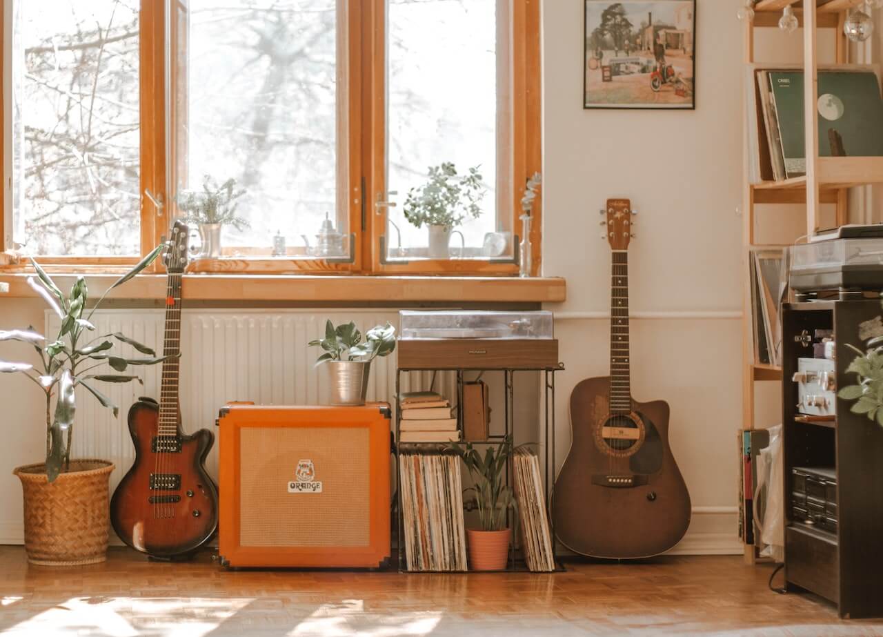 În căutarea sunetului perfect: Diferențe cheie între chitara electrică și cea acustică