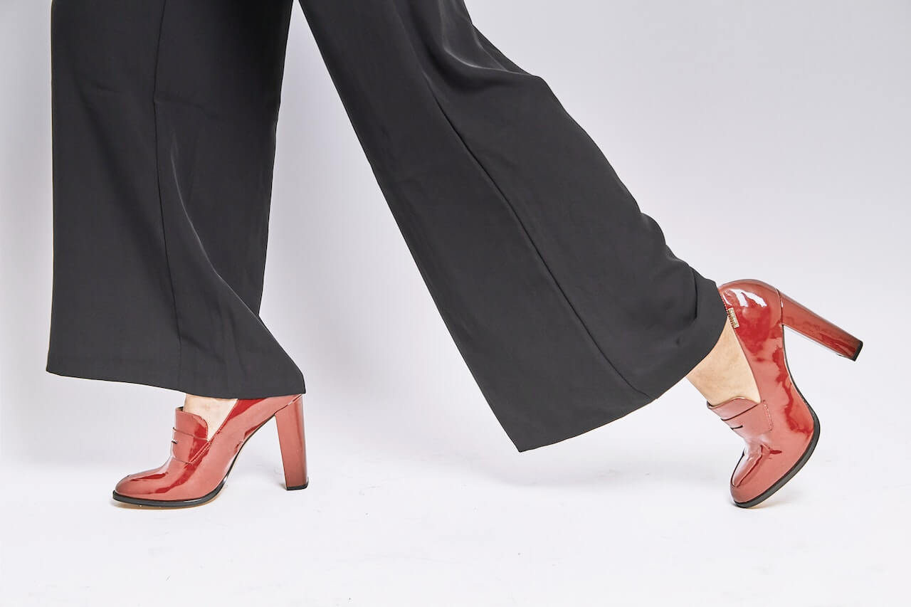 Pantofi cu Toc Gros: Înălțimea Eleganței și Provocările Confortului