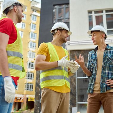De ce să imporți forță de muncă străină în construcții