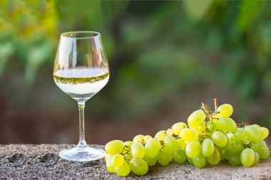 Află motivul pentru care vinul alb este de obicei consumat rece