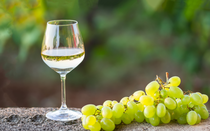 Află motivul pentru care vinul alb este de obicei consumat rece