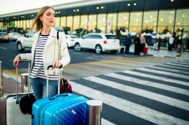 Care sunt cele mai apropiate parcări alternative față de intrarea principală a aeroportului?