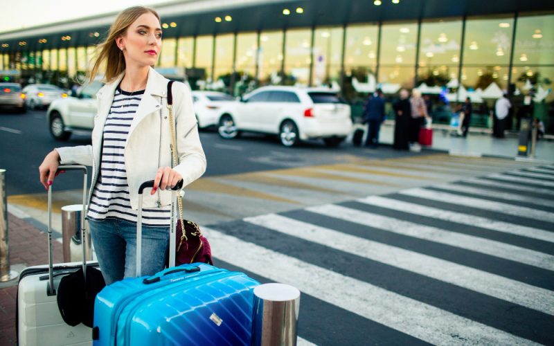Care sunt cele mai apropiate parcări alternative față de intrarea principală a aeroportului?
