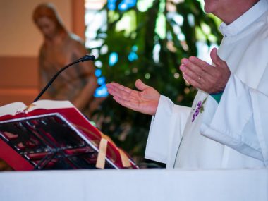 Pot rezidenții participa la evenimente religioase în căminele de bătrâni?