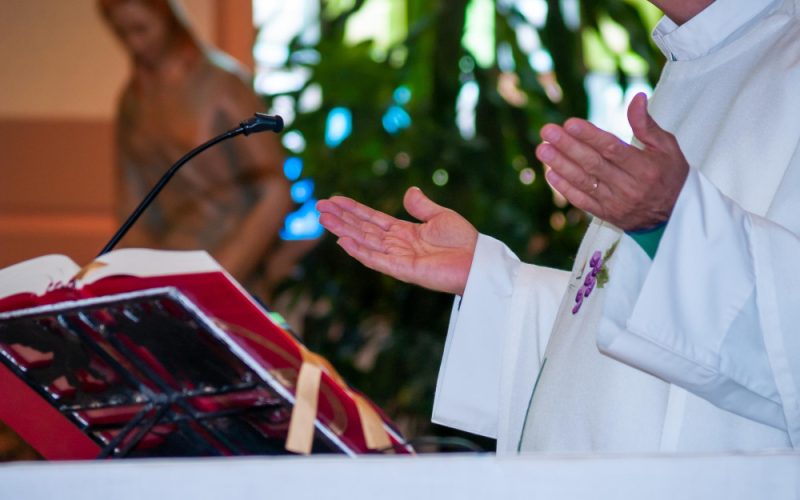Pot rezidenții participa la evenimente religioase în căminele de bătrâni?