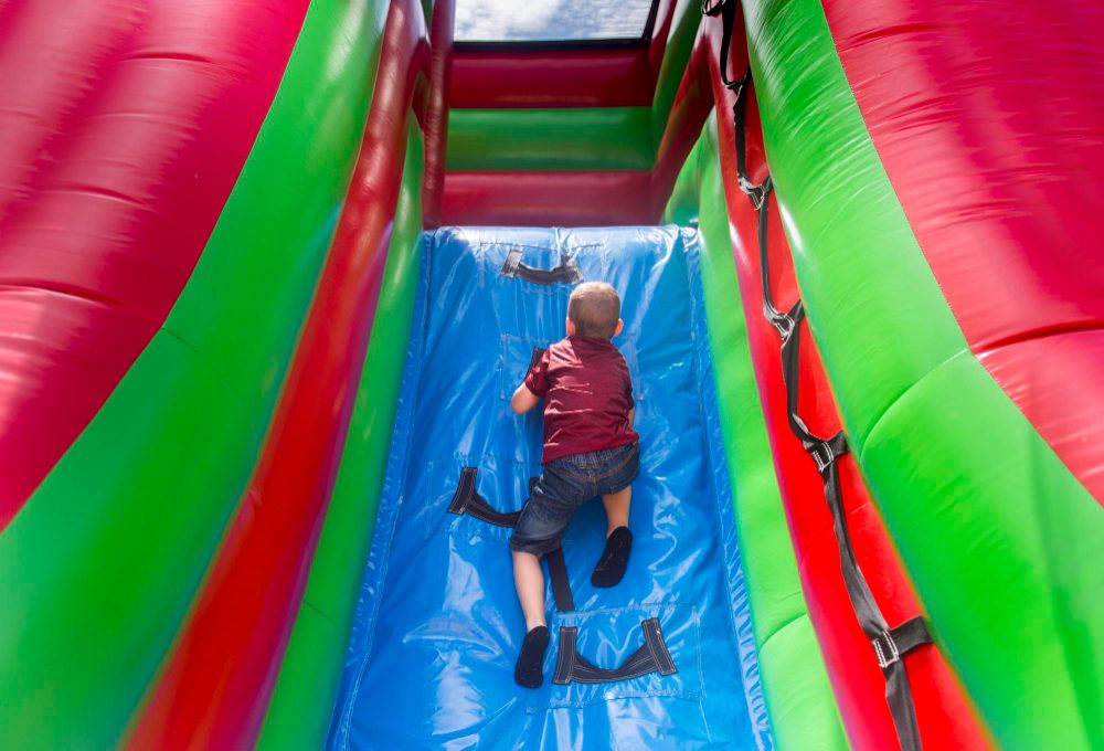 Generator sau rețea: cum asigur alimentarea electrică a unui topogan gonflabil la locații fără curent?