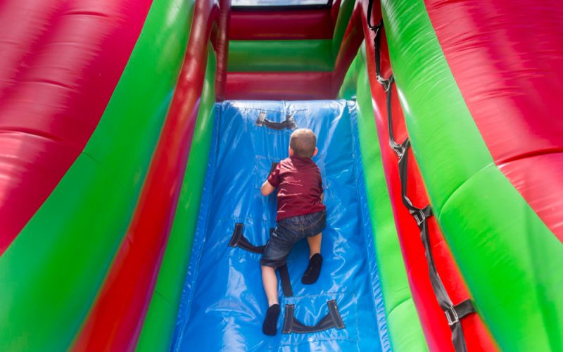 Generator sau rețea: cum asigur alimentarea electrică a unui topogan gonflabil la locații fără curent?